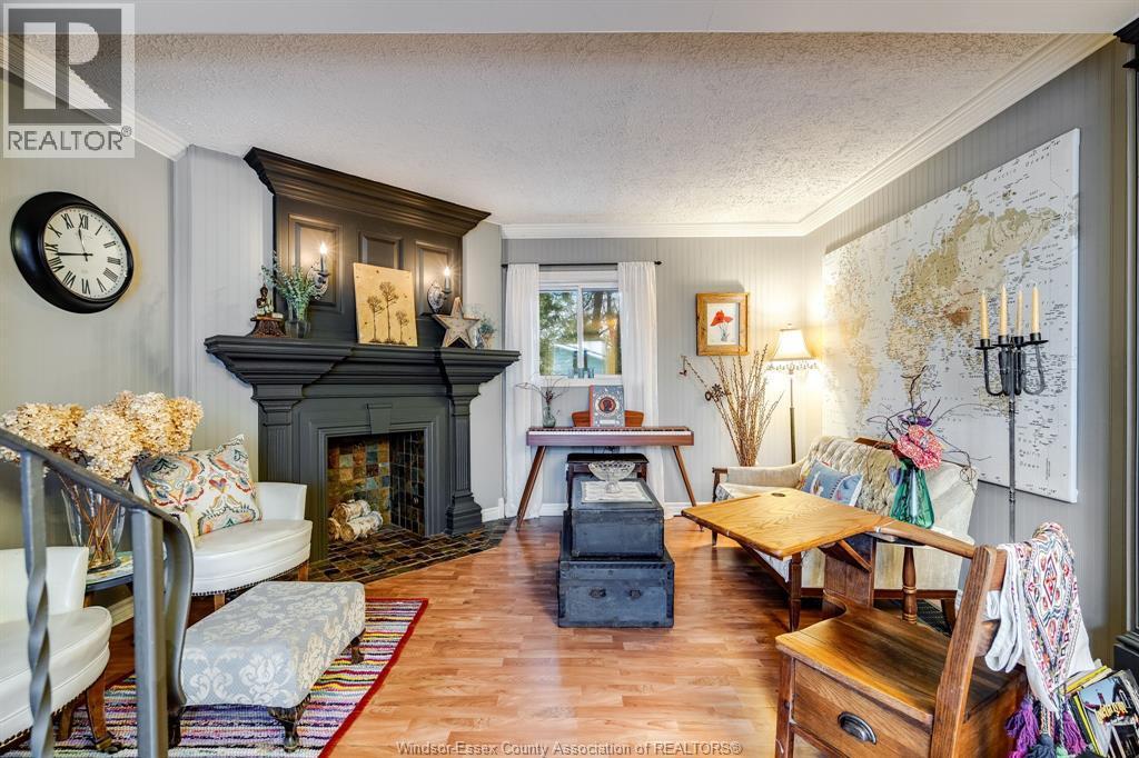 927 Iler Beach Road, Essex, ON - Indoor Photo Showing Living Room With Fireplace