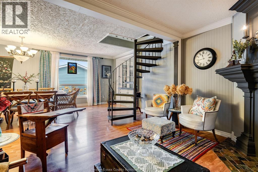 927 Iler Beach Road, Essex, ON - Indoor Photo Showing Living Room