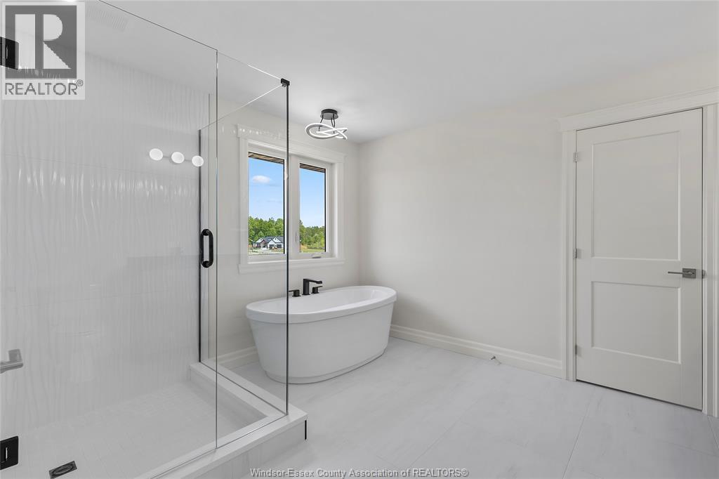267 Joan Flood, Essex, ON - Indoor Photo Showing Bathroom