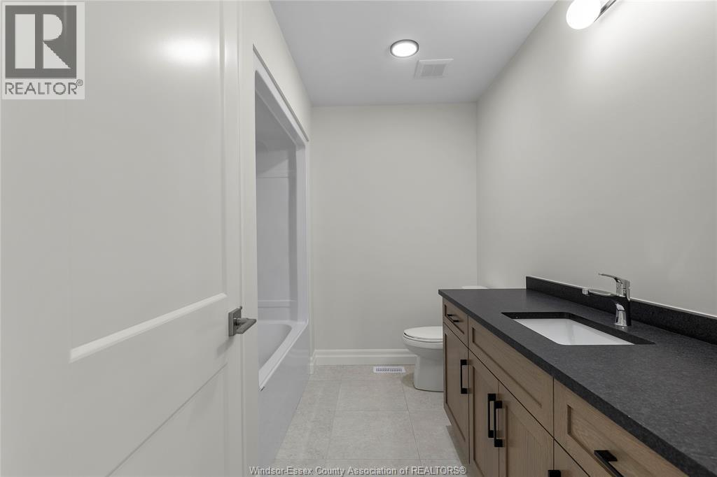 267 Joan Flood, Essex, ON - Indoor Photo Showing Bathroom