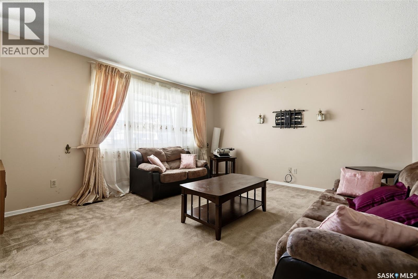 153 Mcdougall Crescent, Regina, SK - Indoor Photo Showing Living Room