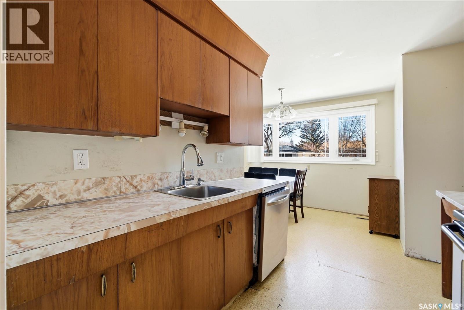 153 Mcdougall Crescent, Regina, SK - Indoor Photo Showing Kitchen