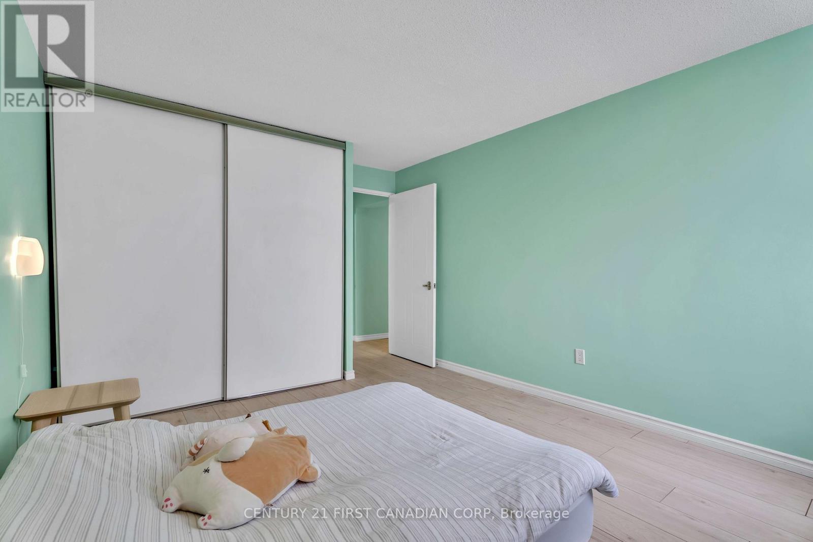 912 - 570 Proudfoot Lane, London North (North N), ON - Indoor Photo Showing Bedroom
