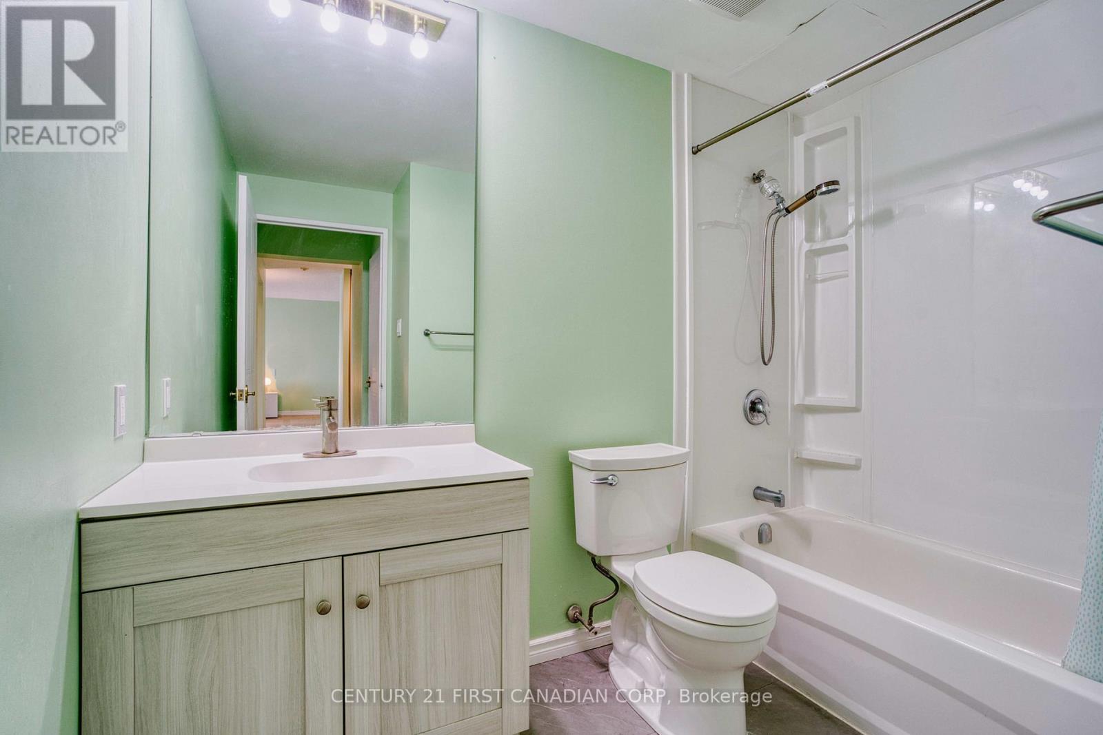 912 - 570 Proudfoot Lane, London North (North N), ON - Indoor Photo Showing Bathroom