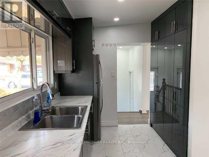 8 Ronaldshay Avenue, Hamilton, ON - Indoor Photo Showing Kitchen With Double Sink