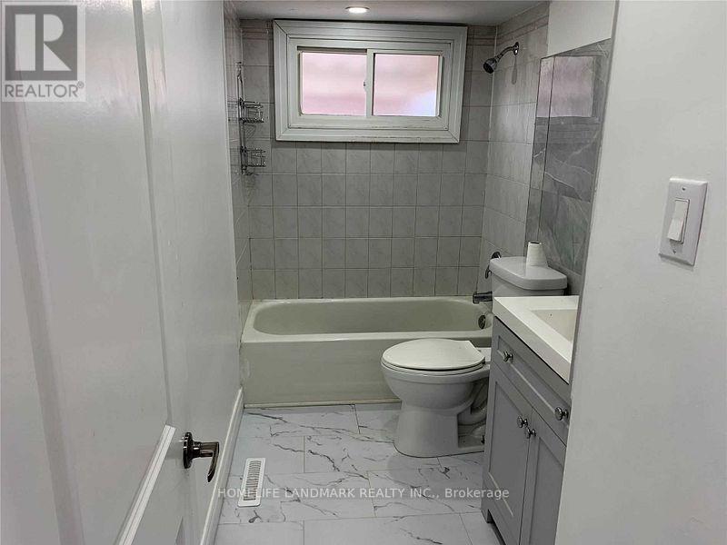 8 Ronaldshay Avenue, Hamilton, ON - Indoor Photo Showing Bathroom