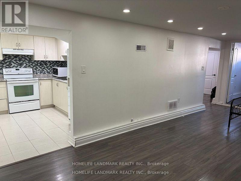 8 Ronaldshay Avenue, Hamilton, ON - Indoor Photo Showing Kitchen