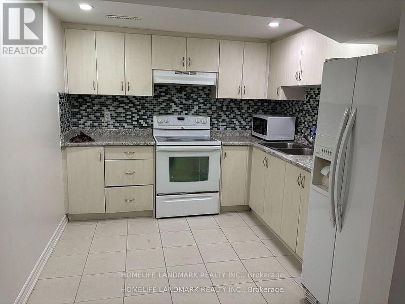 8 Ronaldshay Avenue, Hamilton, ON - Indoor Photo Showing Kitchen With Double Sink