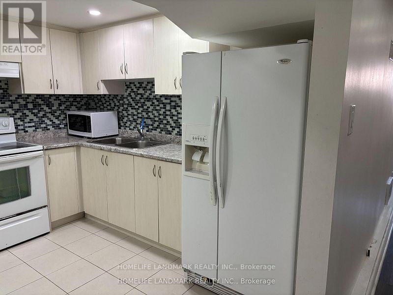 8 Ronaldshay Avenue, Hamilton, ON - Indoor Photo Showing Kitchen With Double Sink
