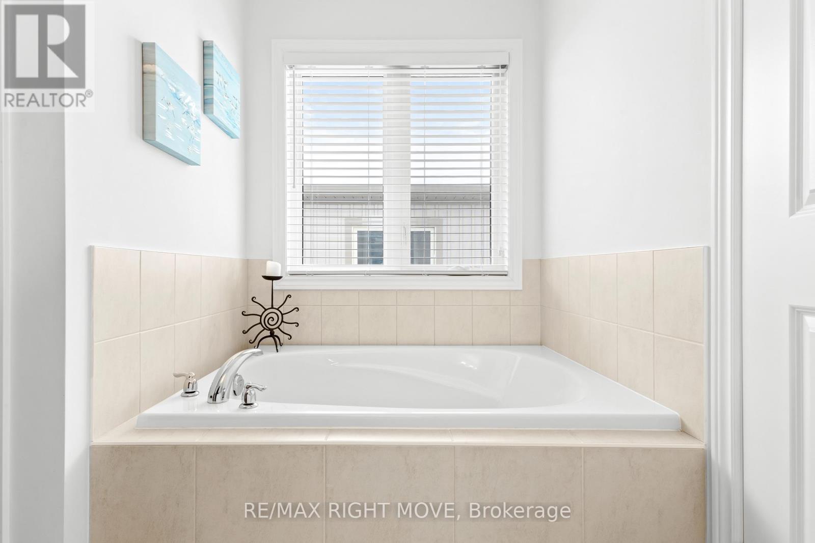 A - 246 James Street E, Orillia, ON - Indoor Photo Showing Bathroom