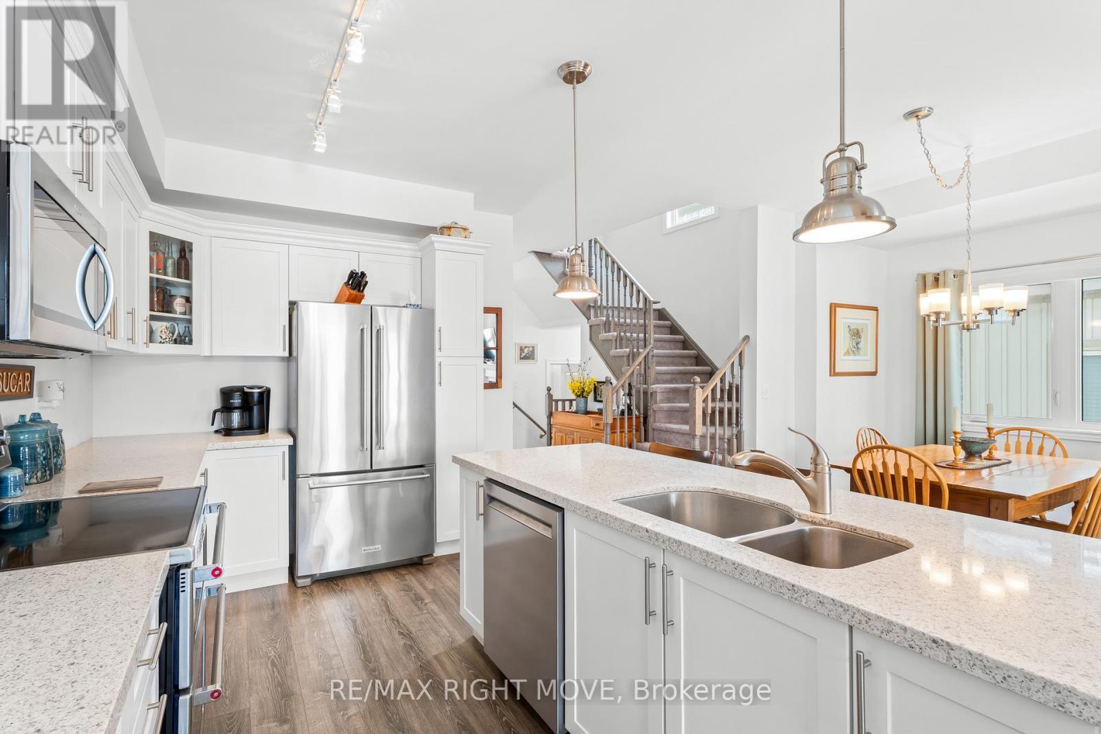 A - 246 James Street E, Orillia, ON - Indoor Photo Showing Kitchen With Stainless Steel Kitchen With Double Sink With Upgraded Kitchen