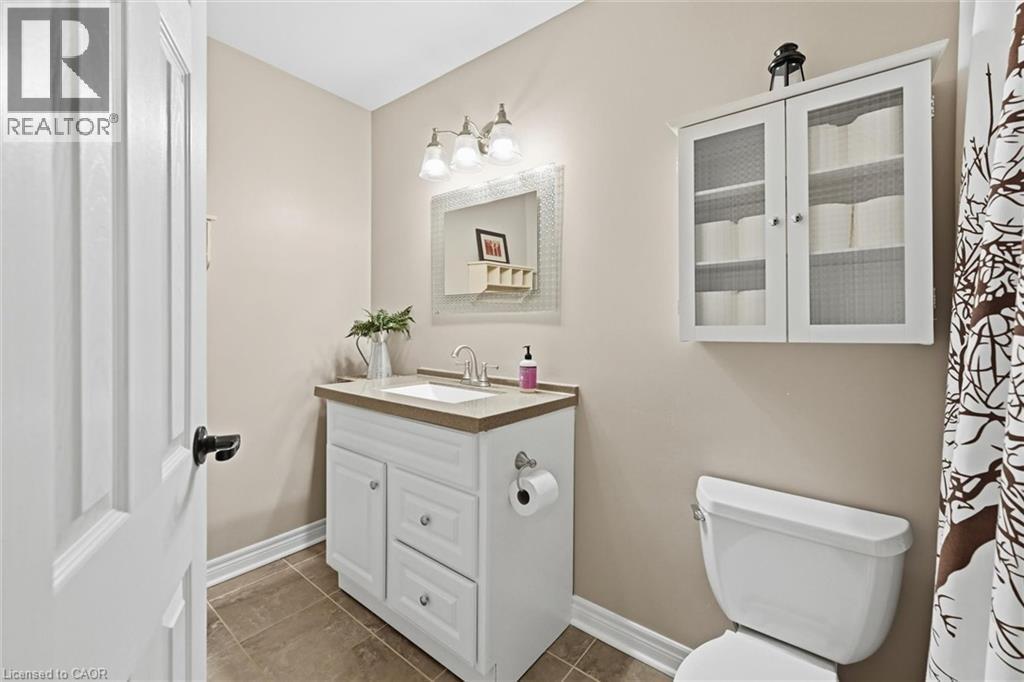 469 Claridge Road Unit# 6, Burlington, ON - Indoor Photo Showing Bathroom