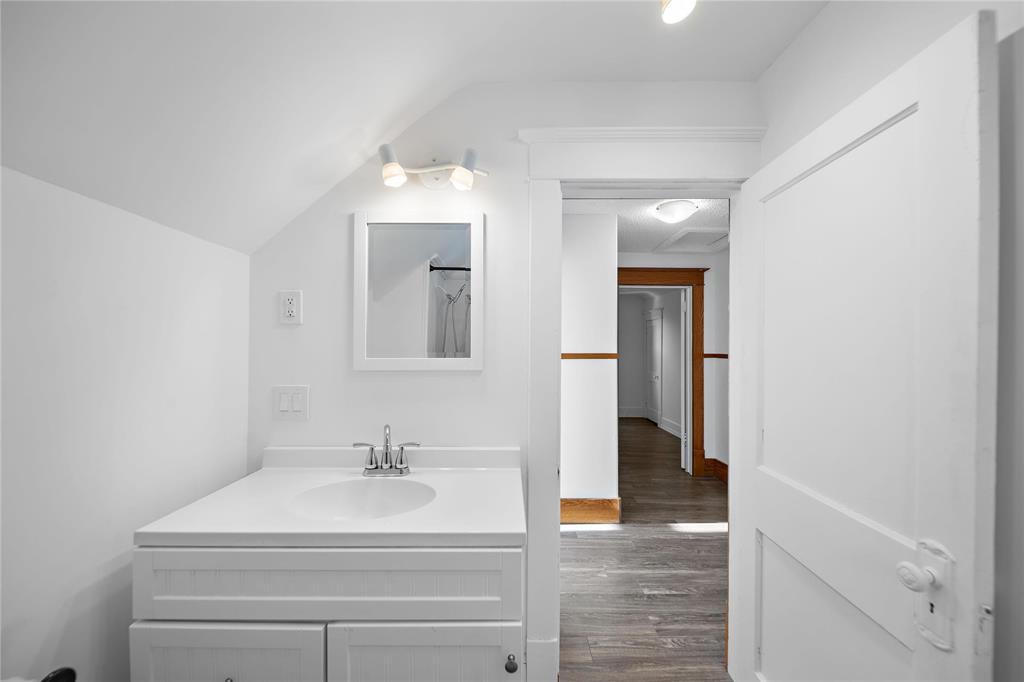 660 Machray Avenue, Winnipeg, MB - Indoor Photo Showing Bathroom