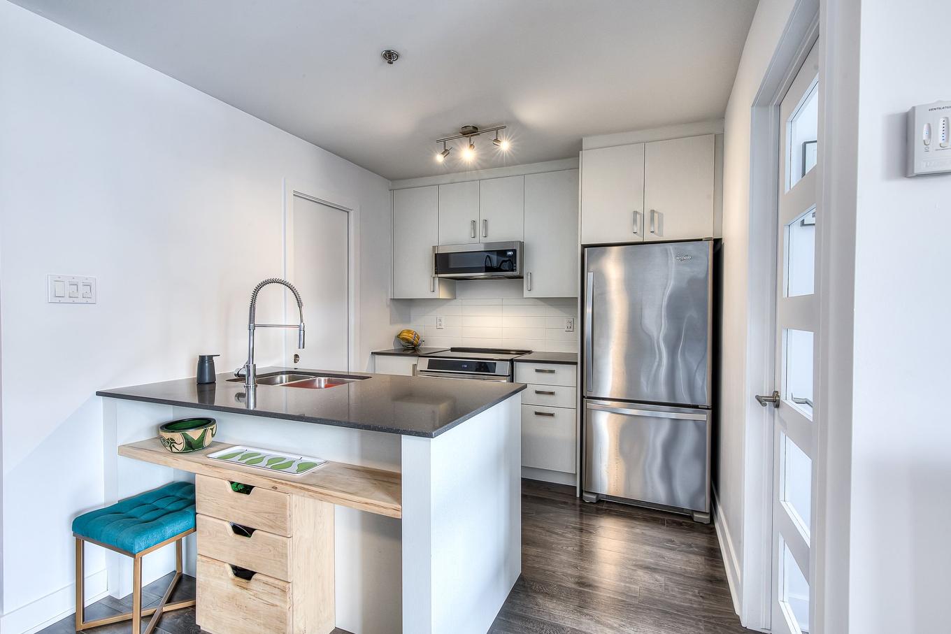 Coin-repas - 209-2145 Rue St-Clément, Montréal (Mercier/Hochelaga-Maisonneuve), QC - Indoor Photo Showing Kitchen With Upgraded Kitchen