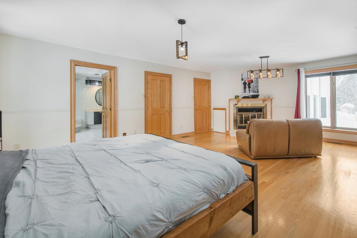 Chambre à coucher principale - 3171 Rue Dupuis, Sainte-Julienne, QC - Indoor Photo Showing Bedroom With Fireplace