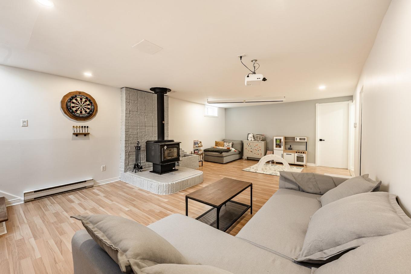Salle familiale - 412 Boul. St-Joseph, Sainte-Julie, QC - Indoor Photo Showing Living Room With Fireplace