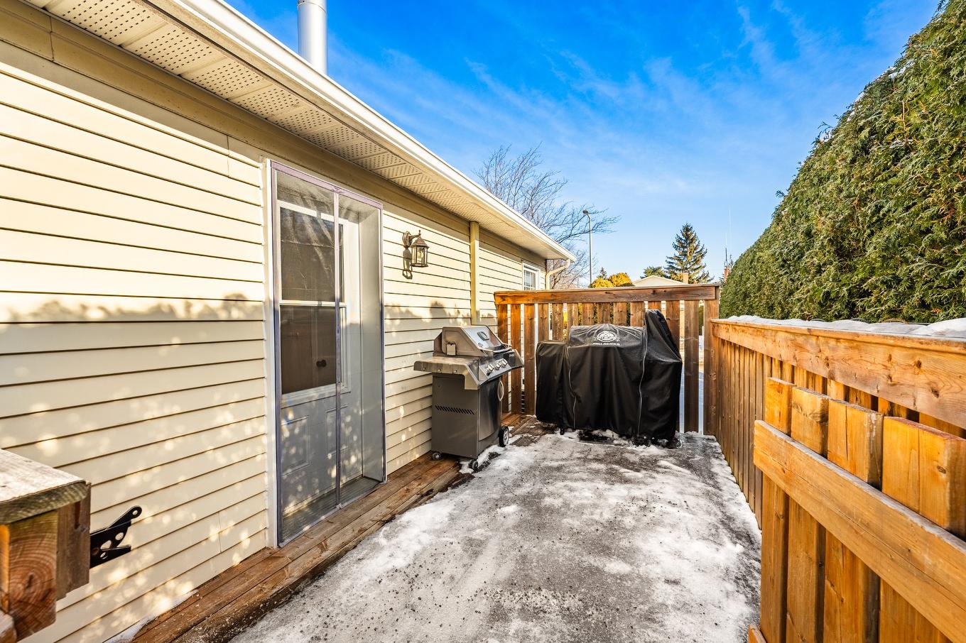 Terrasse - 412 Boul. St-Joseph, Sainte-Julie, QC - Outdoor With Exterior