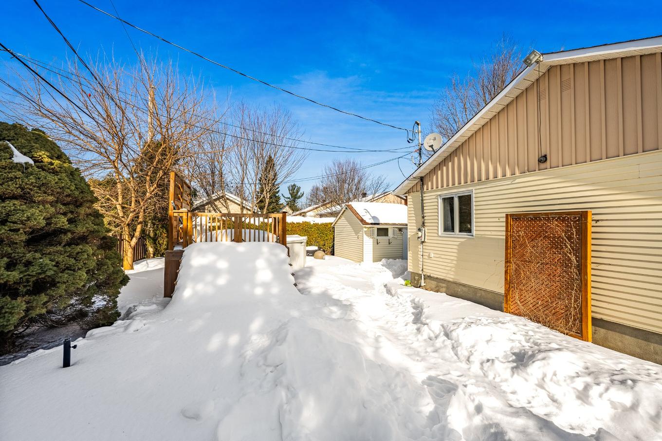 Cour - 412 Boul. St-Joseph, Sainte-Julie, QC - Outdoor