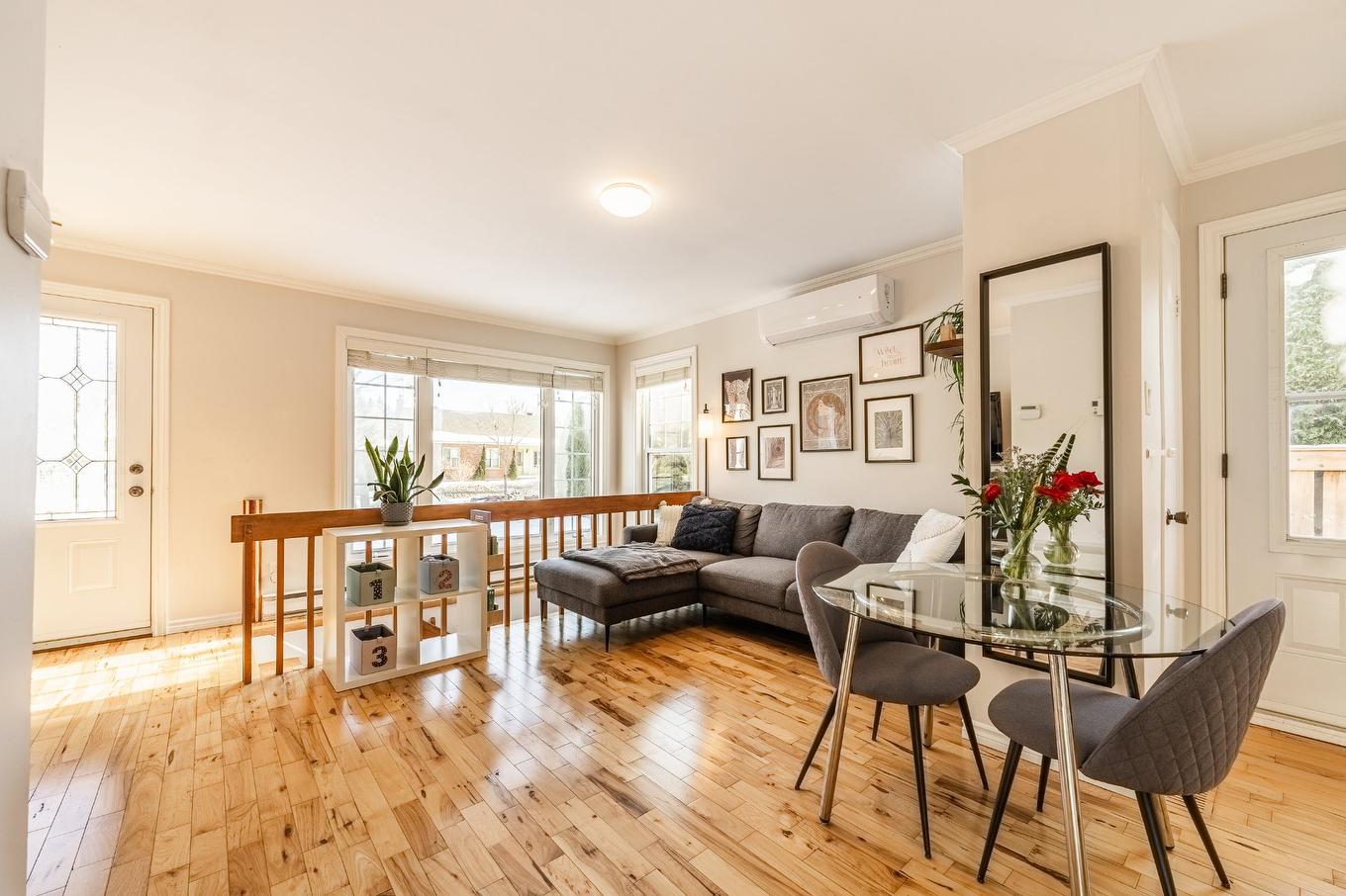 Salon - 412 Boul. St-Joseph, Sainte-Julie, QC - Indoor