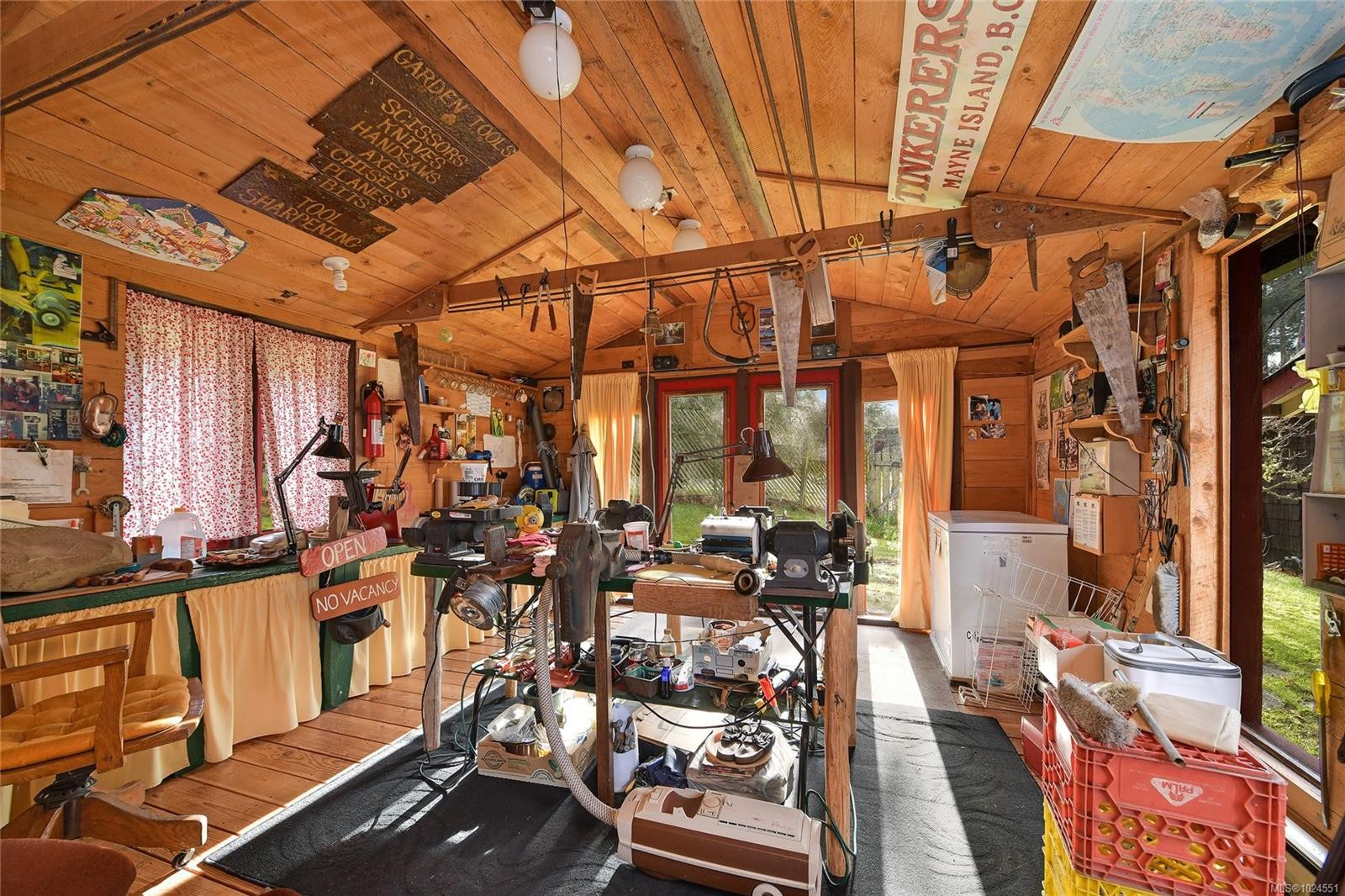 417 Sunset Pl, Mayne Island, BC