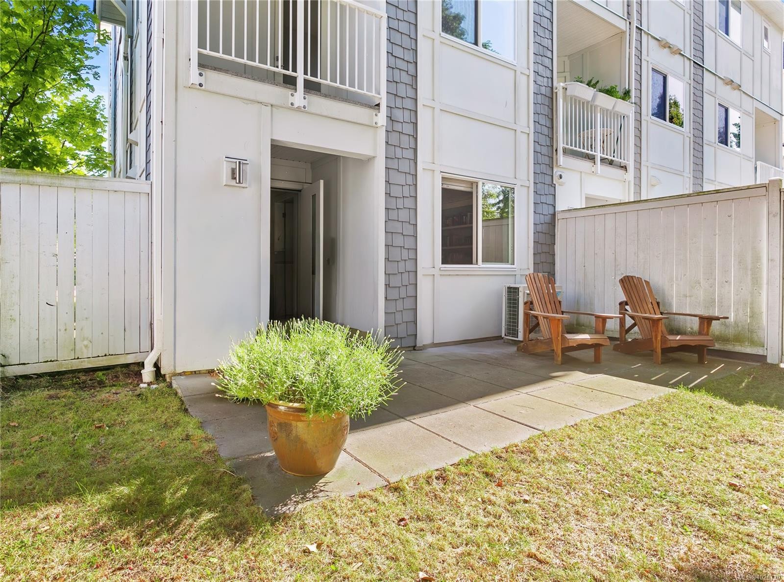 7-1032 Cloverdale Ave, Saanich, BC