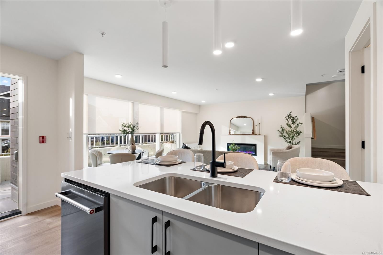 Th3-1102 Esquimalt Rd, Esquimalt, BC