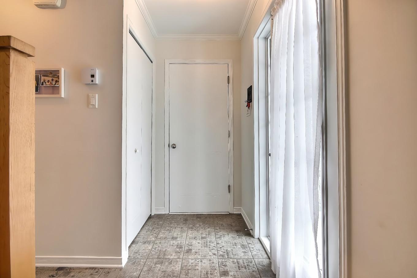 Hall d'entrée/Vestibule - 20 Rue Joseph-Bepka, Blainville, QC - Indoor Photo Showing Other Room