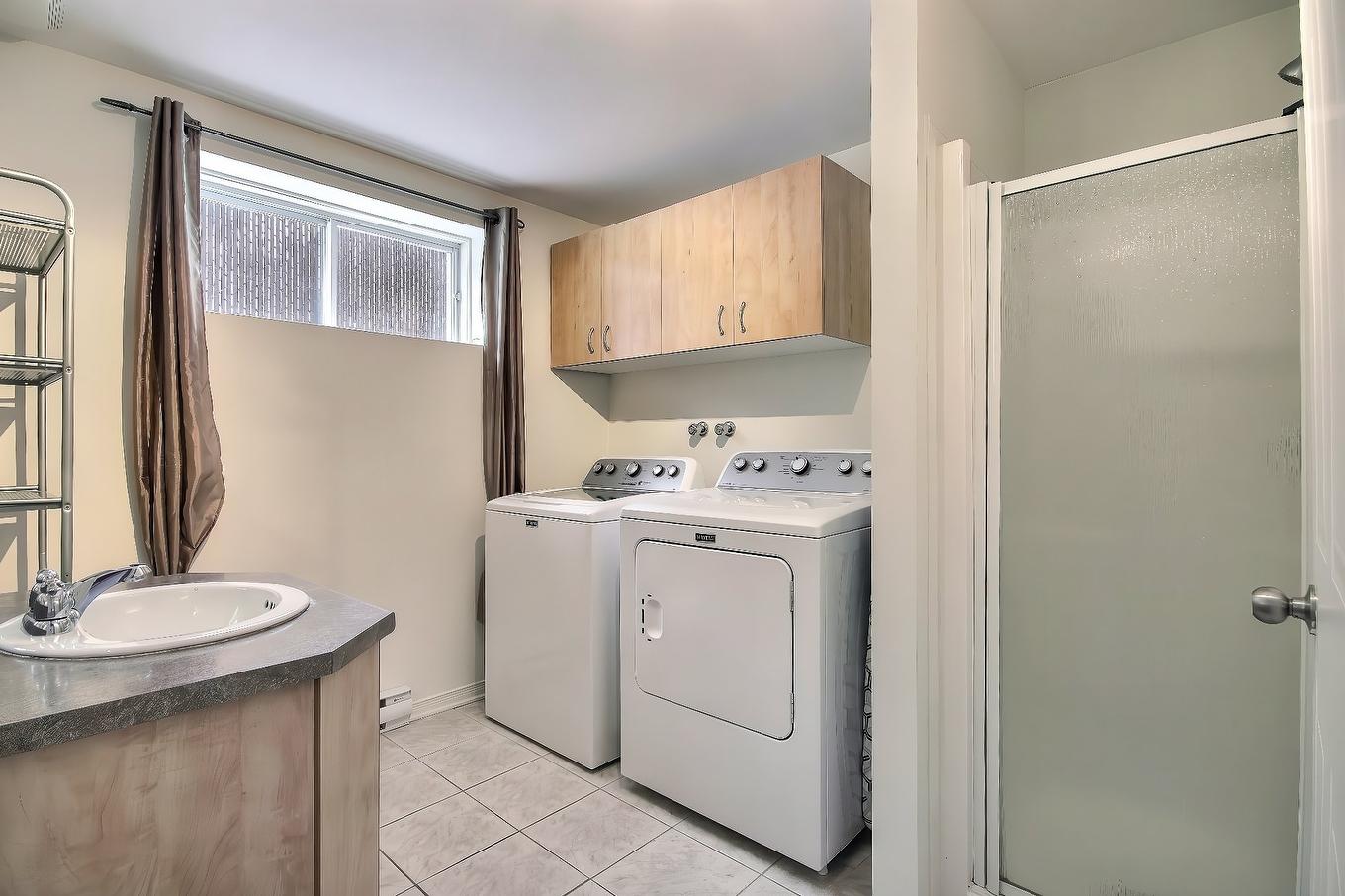 Salle de bains - 20 Rue Joseph-Bepka, Blainville, QC - Indoor Photo Showing Laundry Room