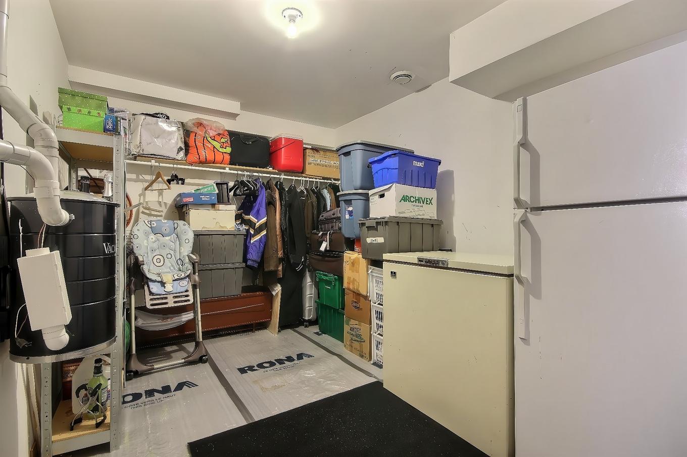 Rangement - 20 Rue Joseph-Bepka, Blainville, QC - Indoor