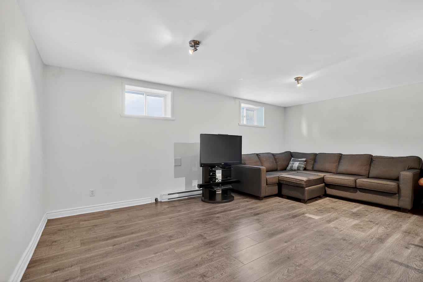 Salle familiale - 40 Av. Napoléon, Mascouche, QC - Indoor