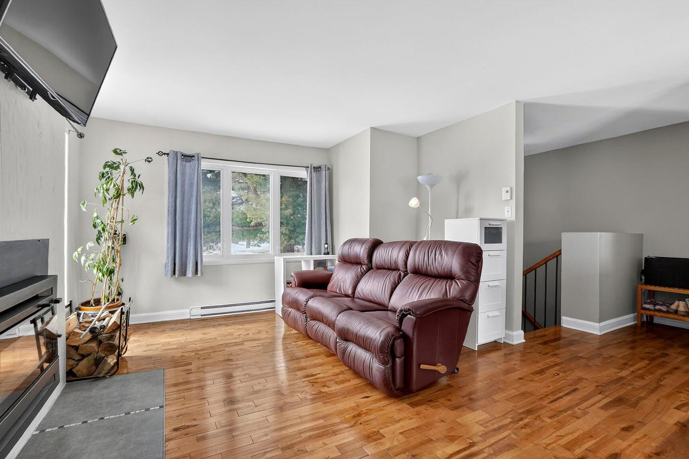 Salon - 40 Av. Napoléon, Mascouche, QC - Indoor Photo Showing Living Room