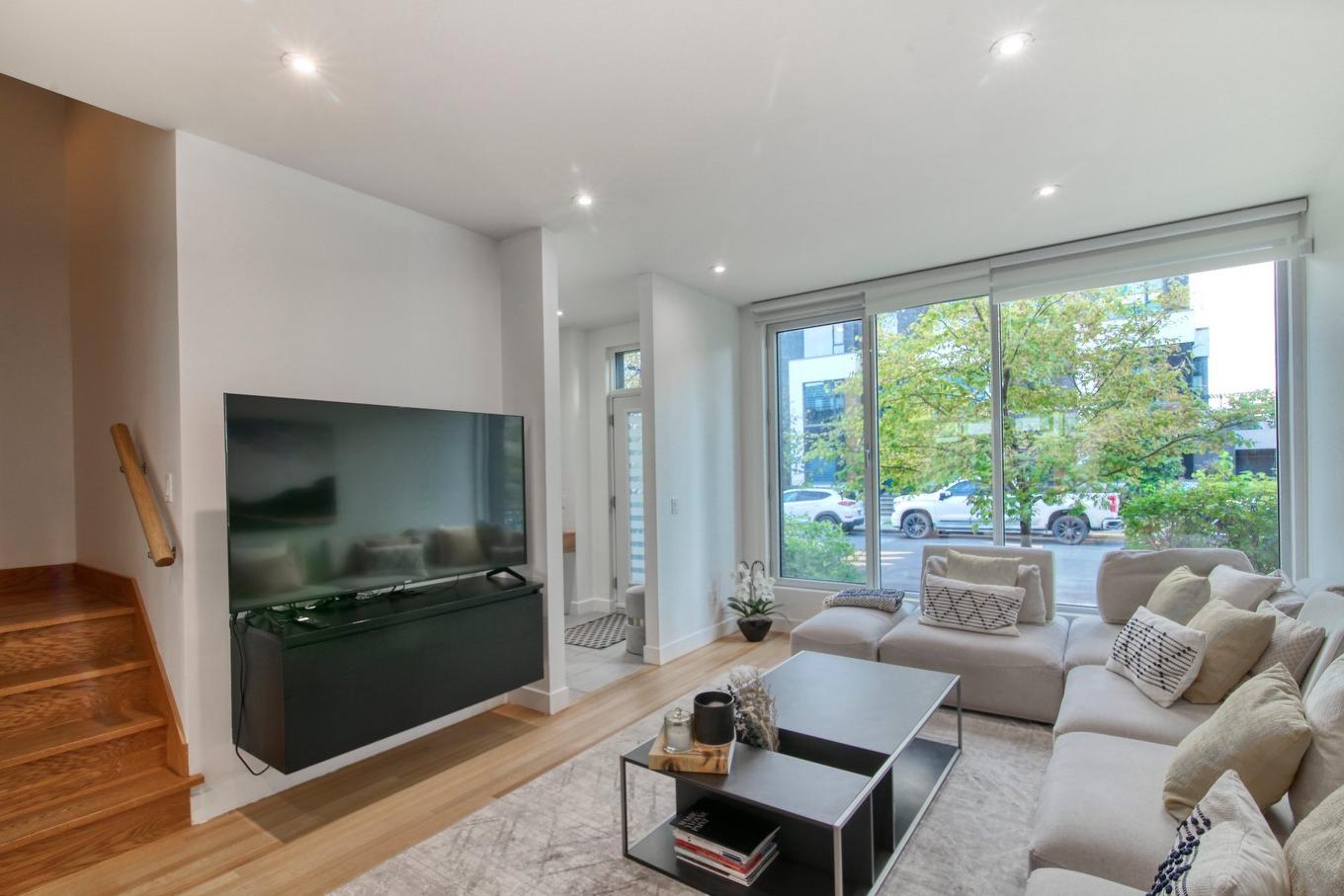 Salon - 168 Rue De La Rotonde, Montréal (Verdun/Île-Des-Soeurs), QC