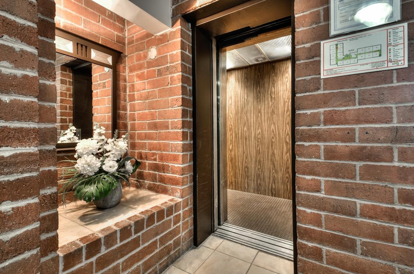 Elevator - 215-73 Boul. Des Hauts-Bois, Sainte-Julie, QC - Indoor Photo Showing Other Room