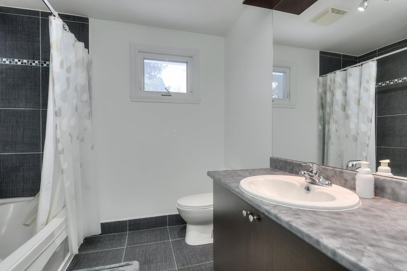 Salle de bains - 50 Rue Westpark, Dollard-Des-Ormeaux, QC - Indoor Photo Showing Bathroom
