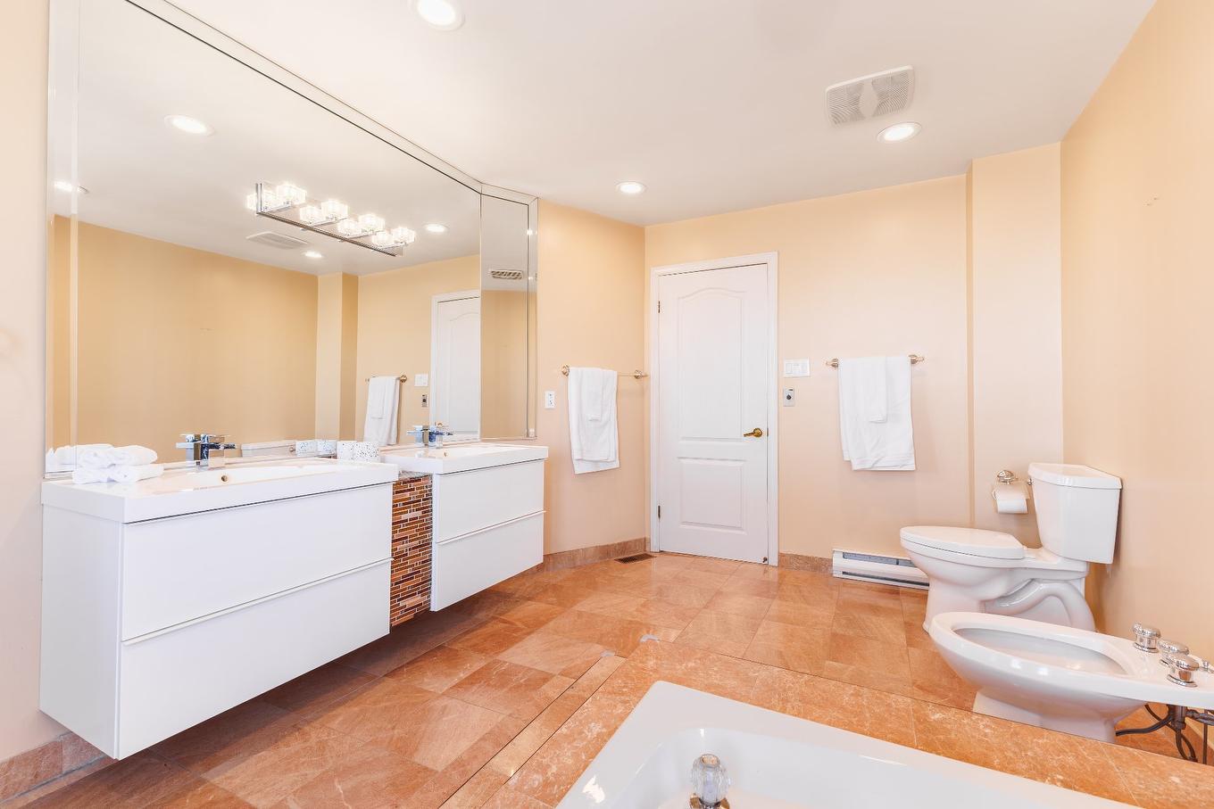 Ensuite bathroom - 349 Rue Roger-Pilon, Dollard-Des-Ormeaux, QC - Indoor Photo Showing Bathroom