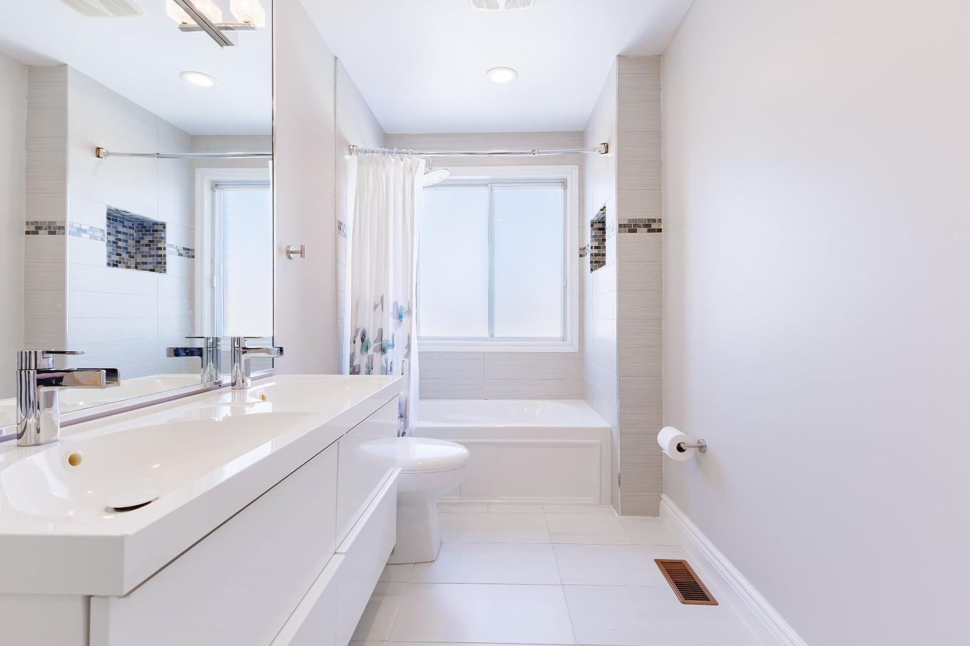 Bathroom - 349 Rue Roger-Pilon, Dollard-Des-Ormeaux, QC - Indoor Photo Showing Bathroom