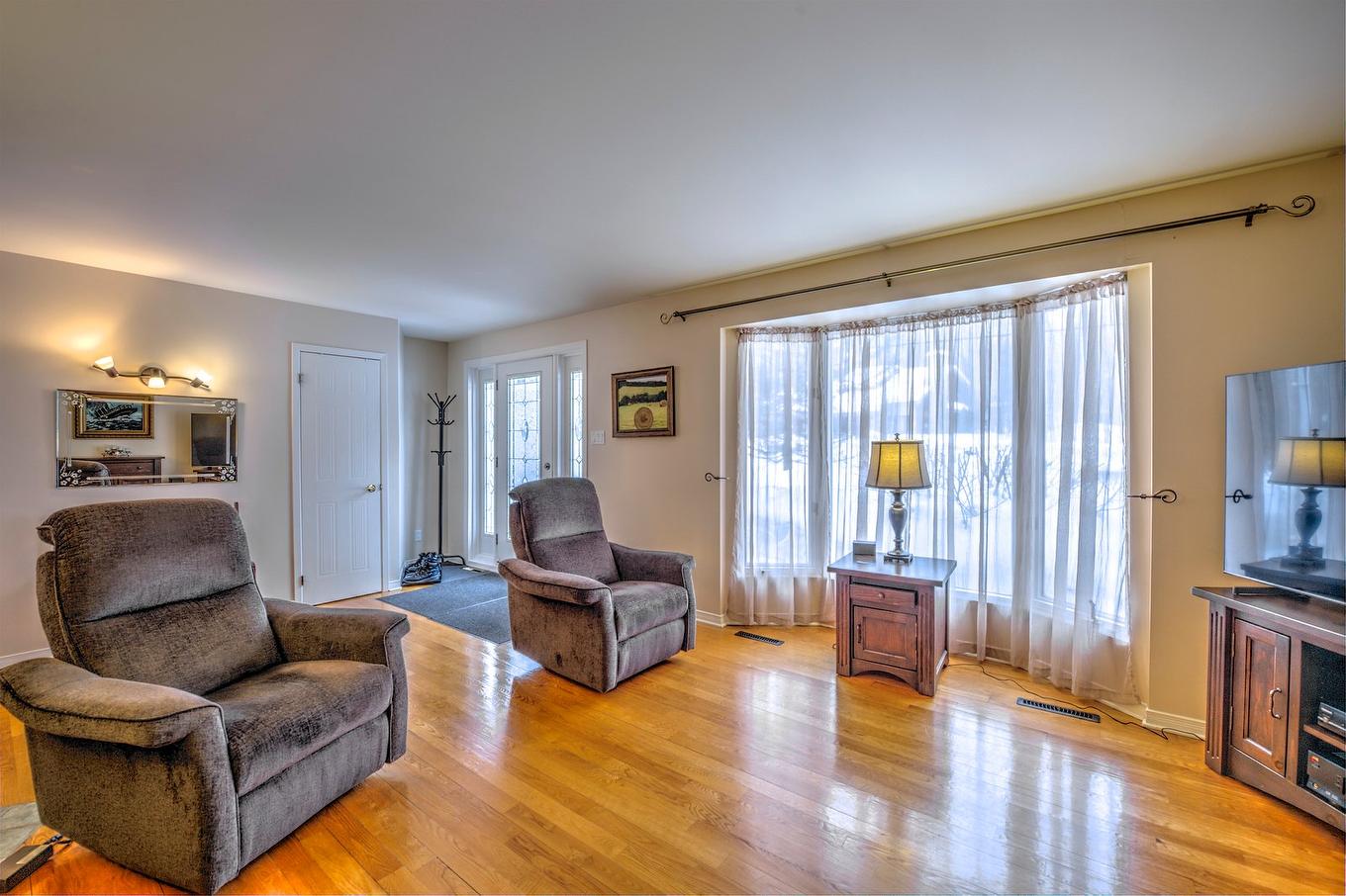 Salon - 27 Rue De L'Érablière O., Saint-Hippolyte, QC - Indoor Photo Showing Living Room