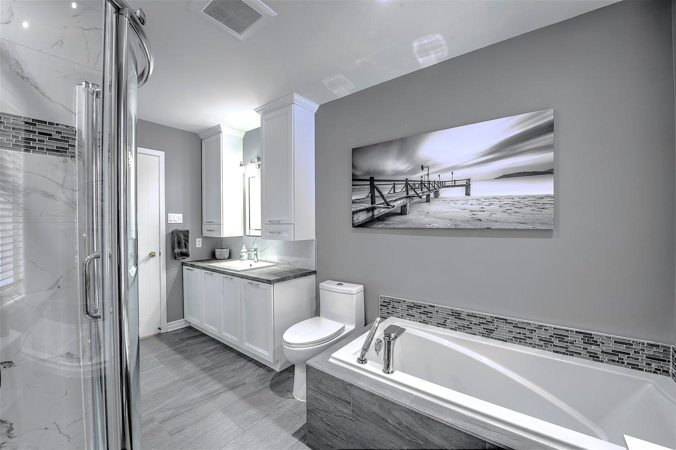 Salle de bains attenante à la CCP - 27 Rue De L'Érablière O., Saint-Hippolyte, QC - Indoor Photo Showing Bathroom