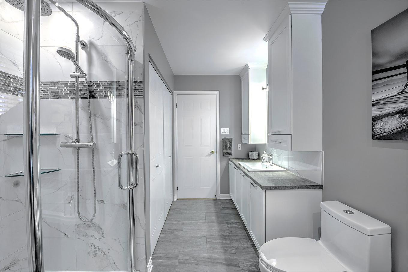 Salle de bains attenante à la CCP - 27 Rue De L'Érablière O., Saint-Hippolyte, QC - Indoor Photo Showing Bathroom