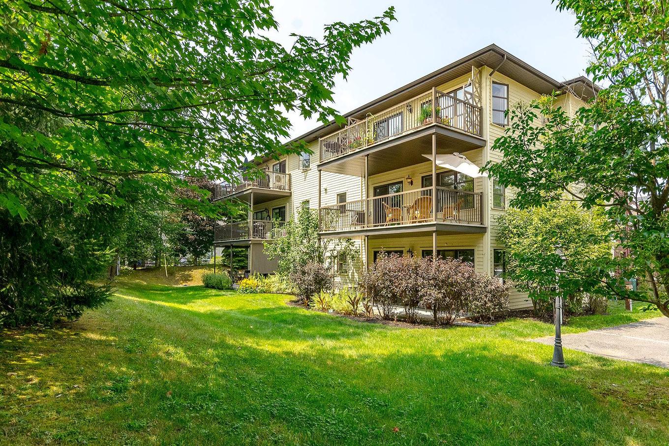 Back facade - 202-131 Rue De Laviolette, Bromont, QC - Outdoor