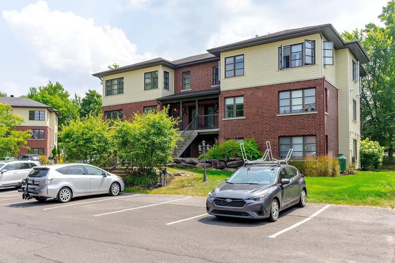 Parking - 202-131 Rue De Laviolette, Bromont, QC - Outdoor