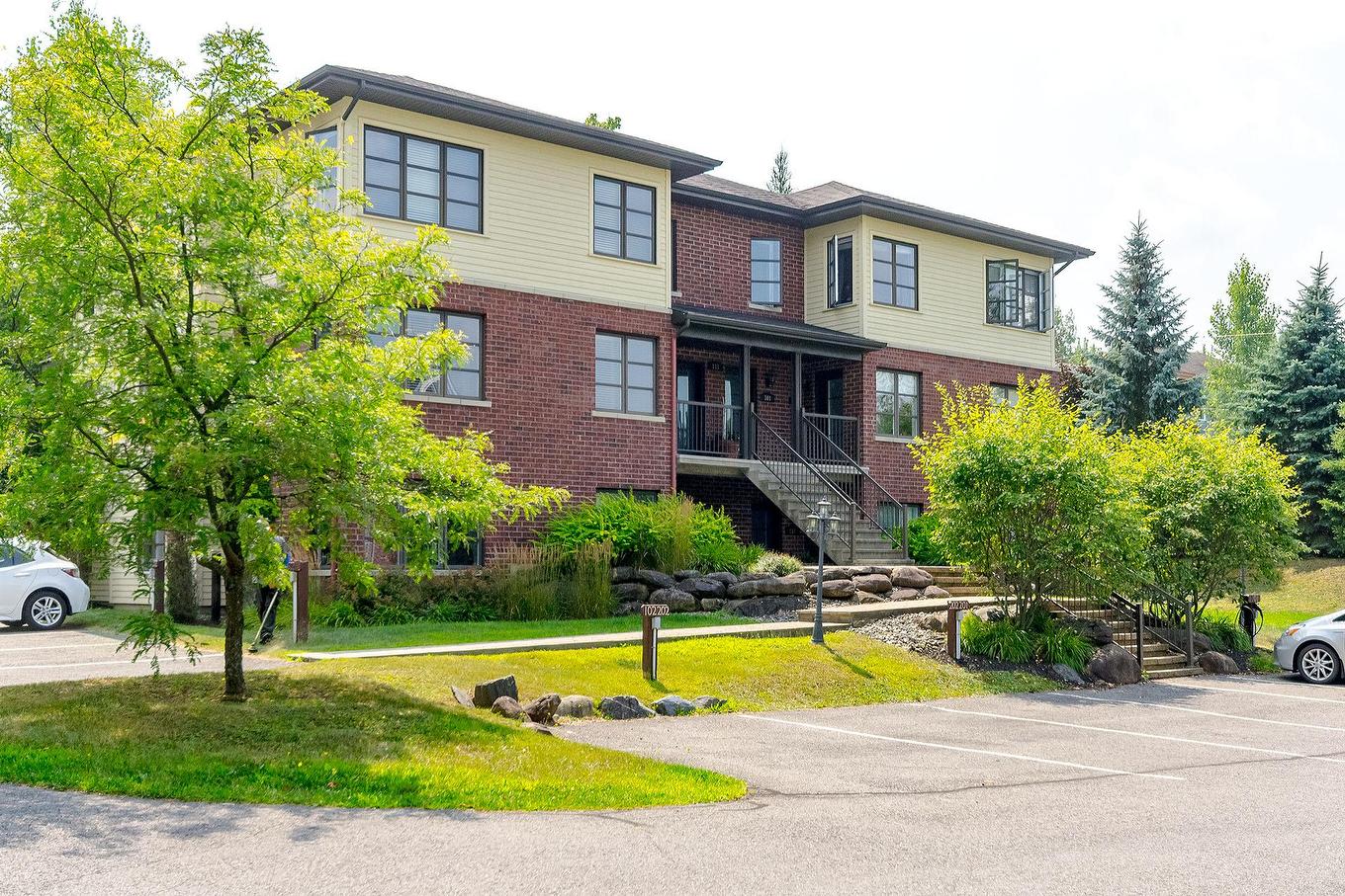 Parking - 202-131 Rue De Laviolette, Bromont, QC - Outdoor