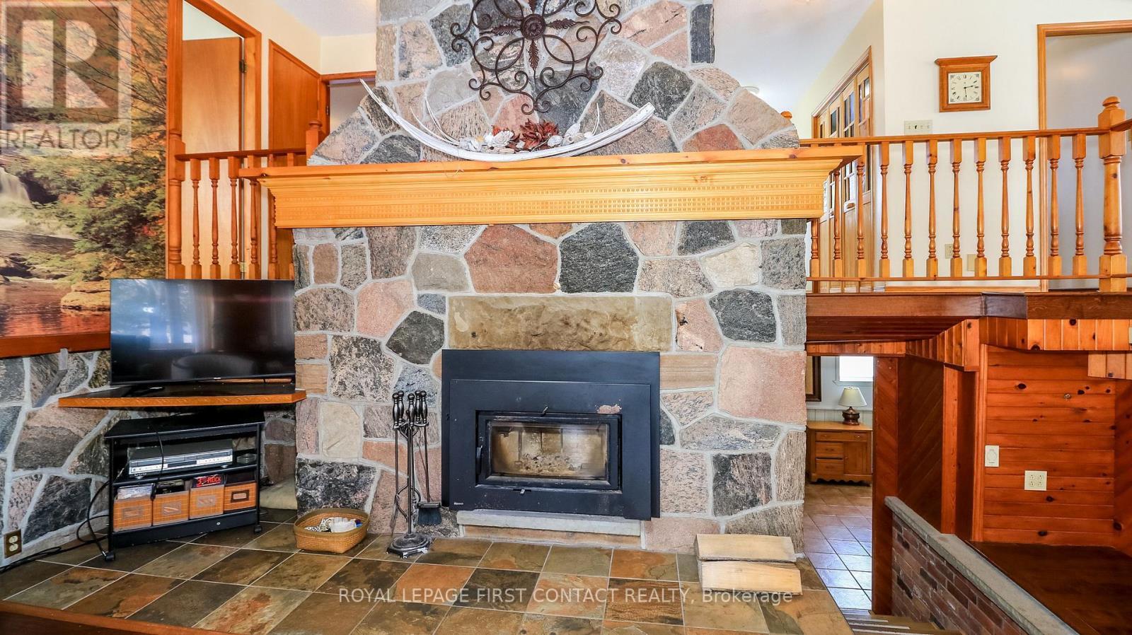 6237 2 Concession, Clearview, ON - Indoor Photo Showing Living Room With Fireplace