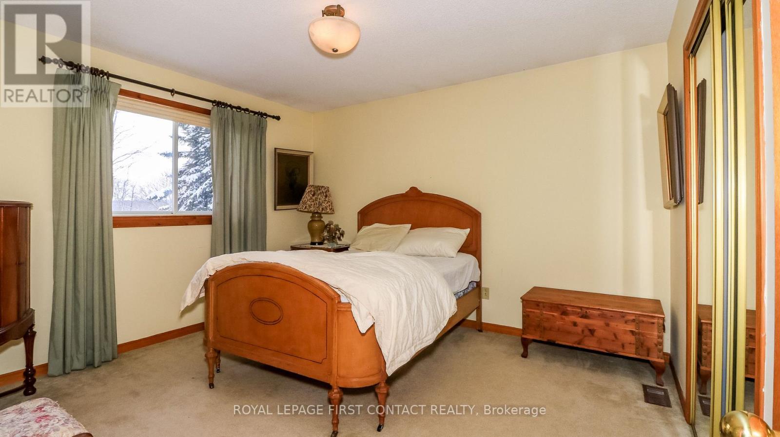 6237 2 Concession, Clearview, ON - Indoor Photo Showing Bedroom