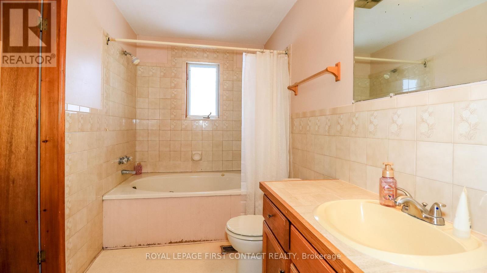 6237 2 Concession, Clearview, ON - Indoor Photo Showing Bathroom