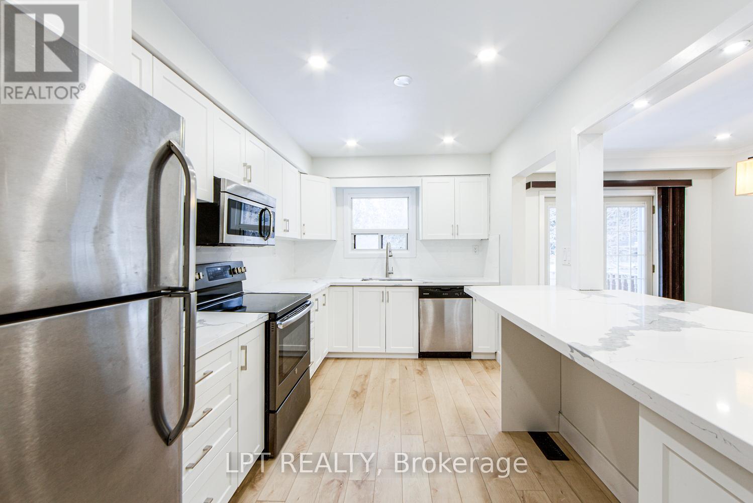 1519 Ogden Avenue, Mississauga, ON - Indoor Photo Showing Kitchen With Upgraded Kitchen