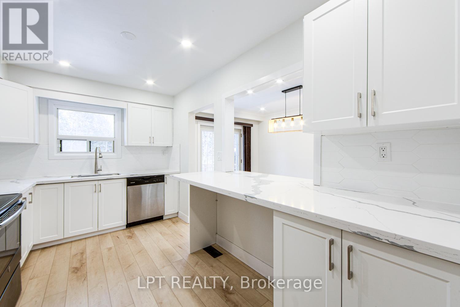 1519 Ogden Avenue, Mississauga, ON - Indoor Photo Showing Kitchen With Upgraded Kitchen