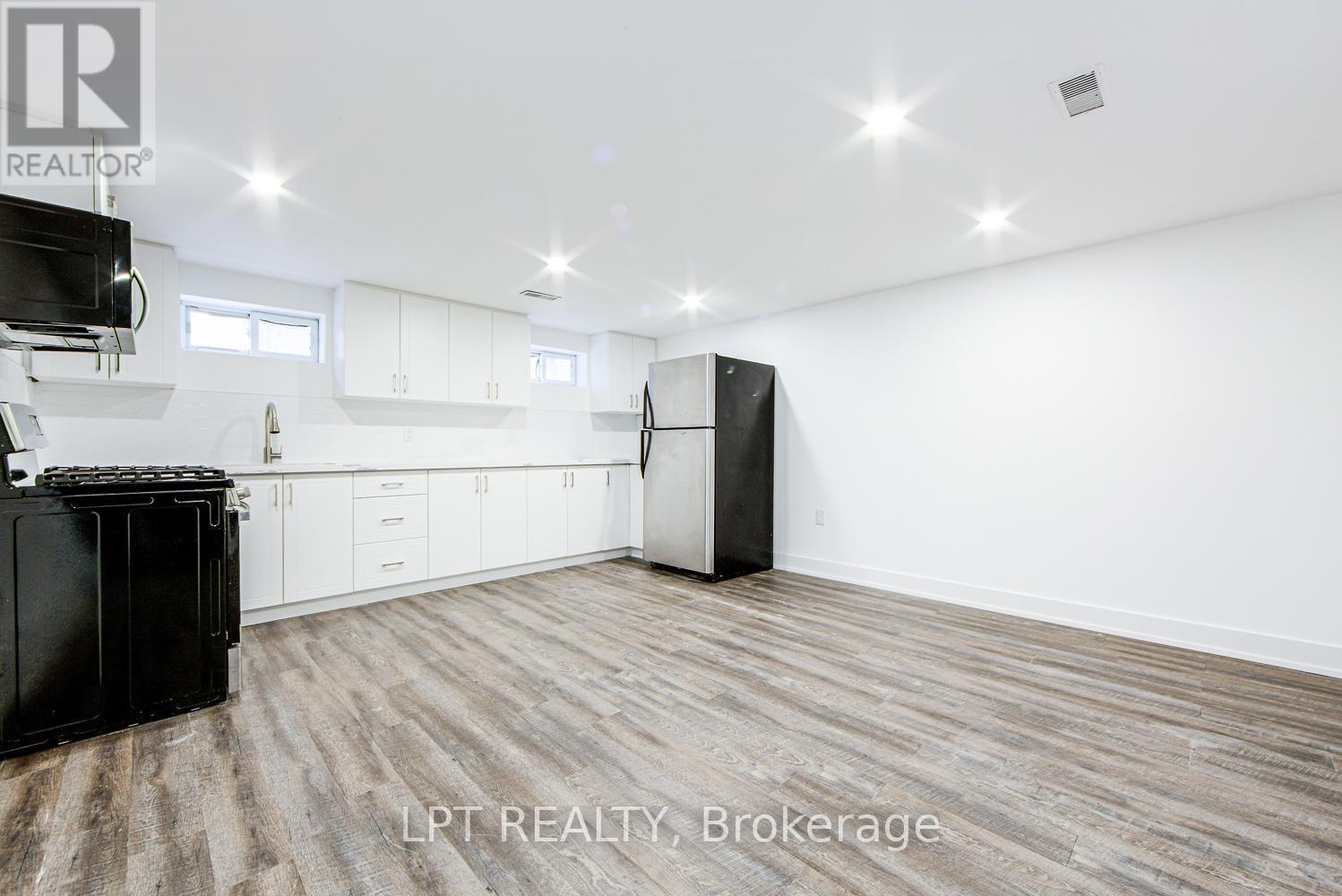 1519 Ogden Avenue, Mississauga, ON - Indoor Photo Showing Kitchen