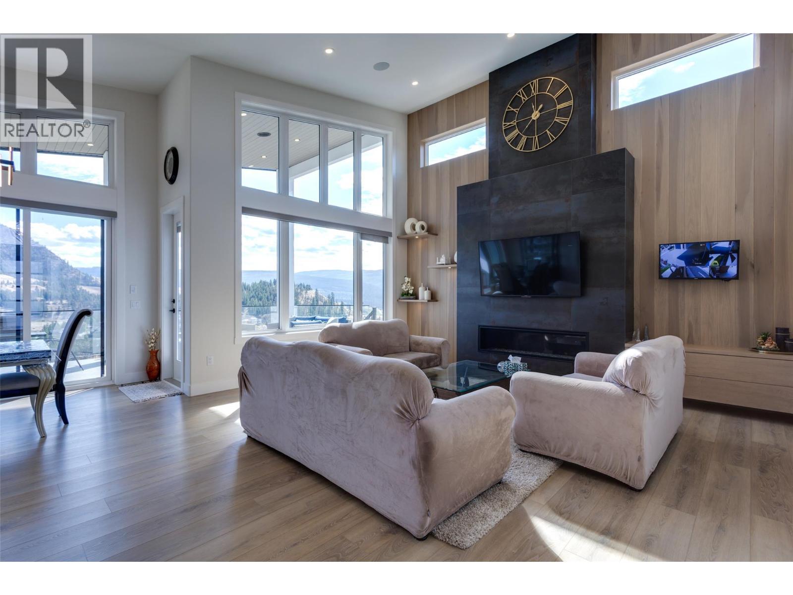 703 Carnoustie Drive, Kelowna, BC - Indoor Photo Showing Living Room
