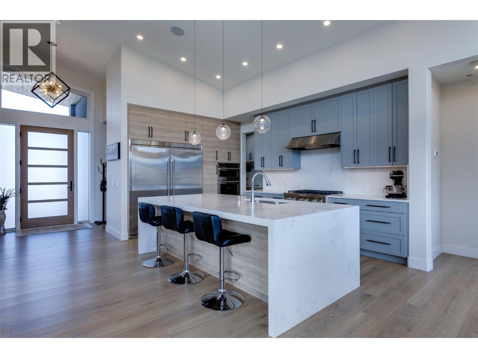 703 Carnoustie Drive, Kelowna, BC - Indoor Photo Showing Kitchen With Upgraded Kitchen